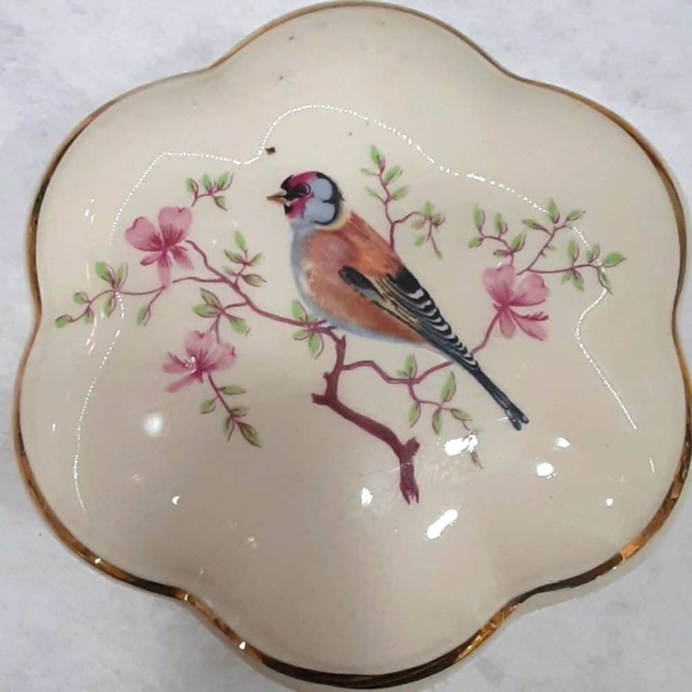 Dresser trinket ring box with bird